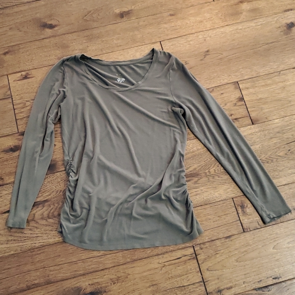 3 for $12 💚 Maternity long sleeve tshirt